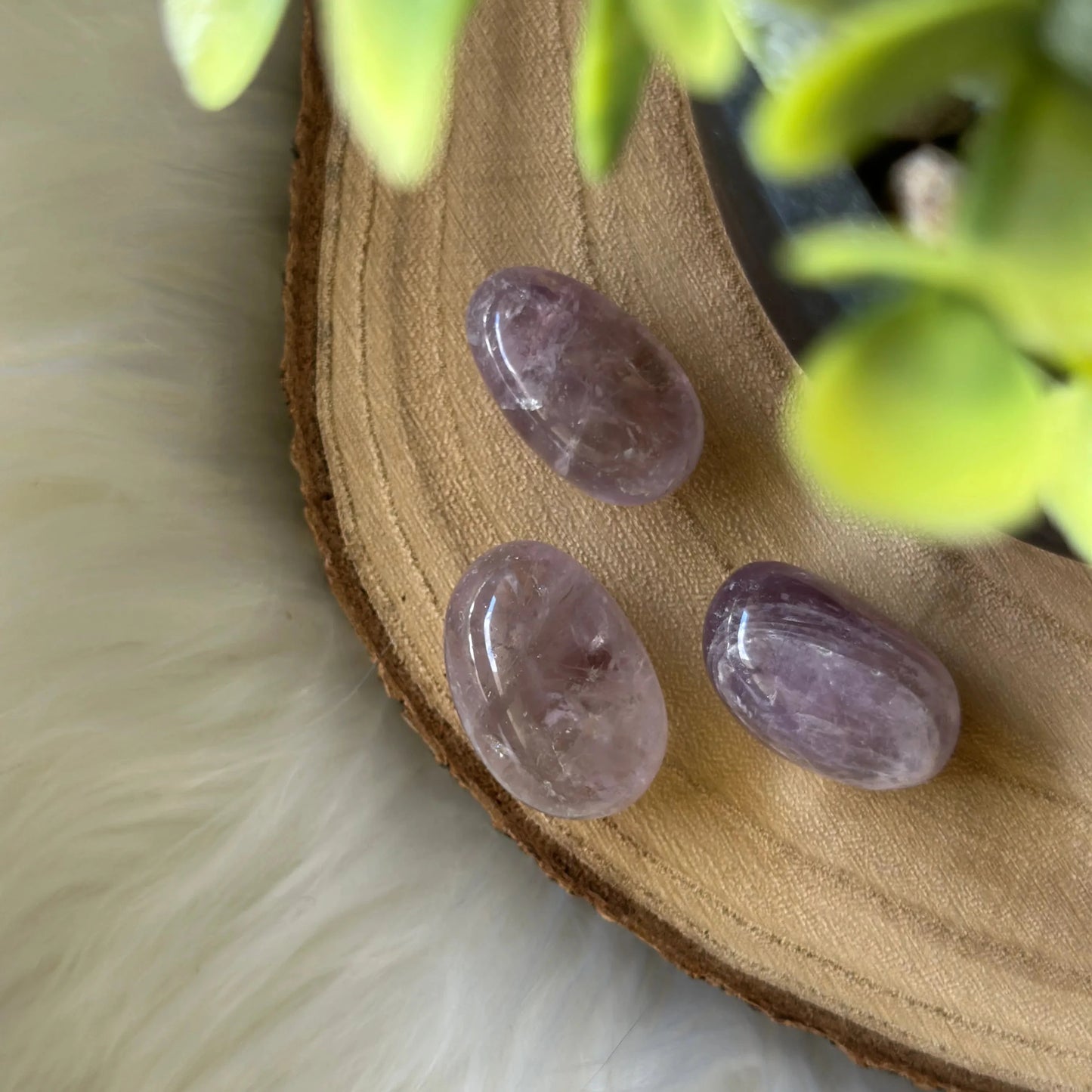 pierre améthyste sur bois