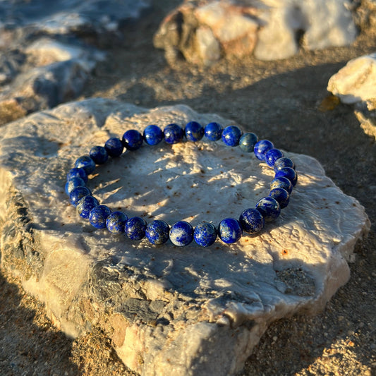 bracelet lapis lazuli sur pierre