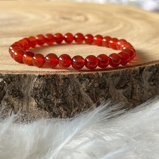 bracelet cornaline rouge sur bois et tissu