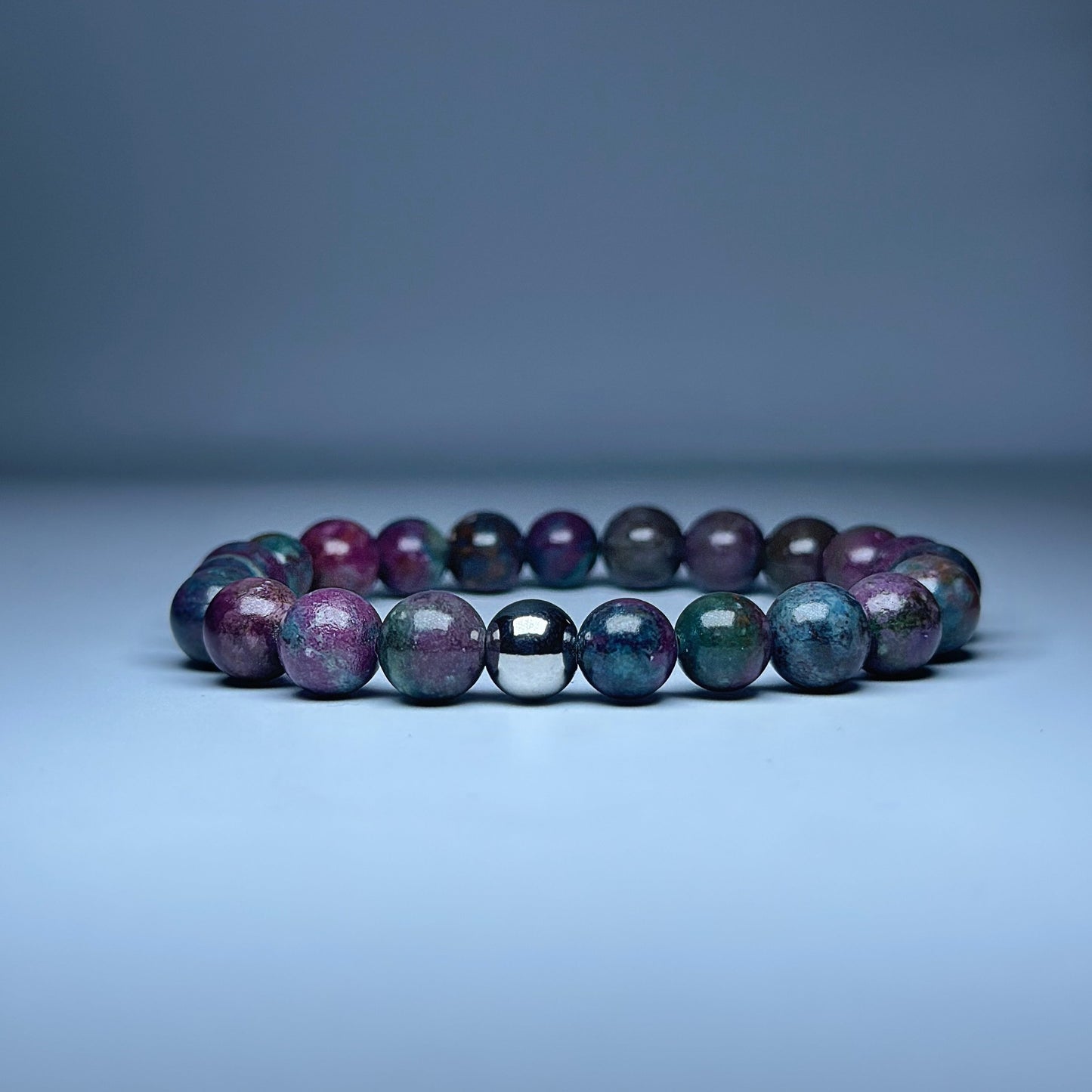 Bracelet rubis d’Inde de face sur fond blanc