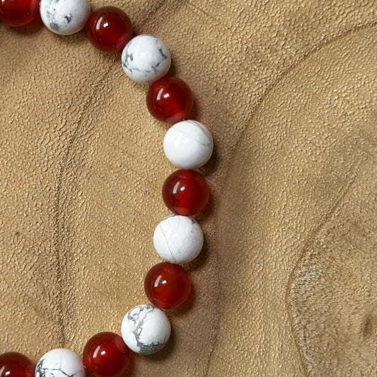 braceclet howlite et cornaline rouge sur bois