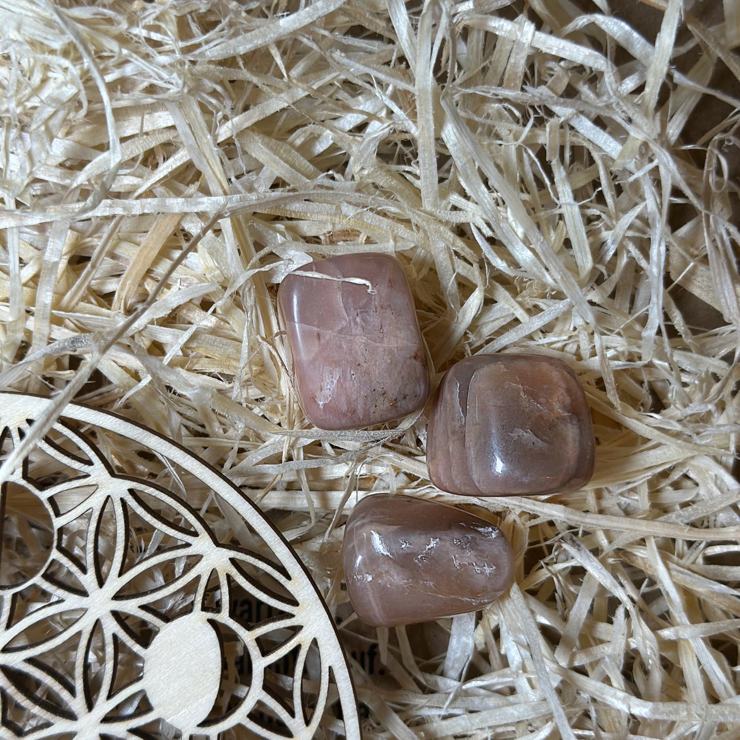 pierres roulées sur paille