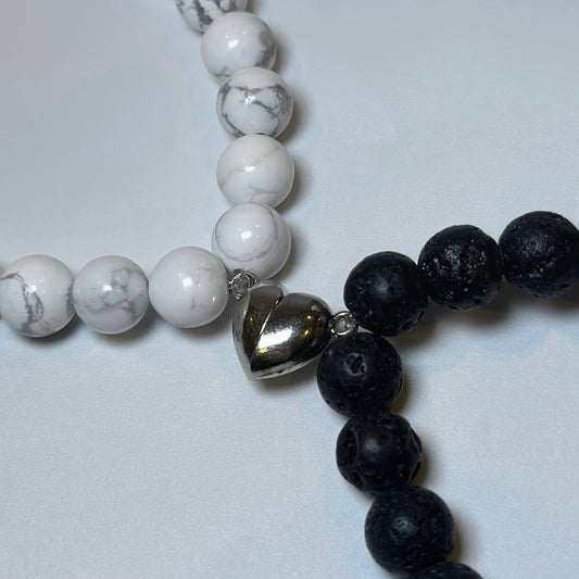 bracelet pierre de lave et howlite blanche avec coeur aimanté sur fond blanc