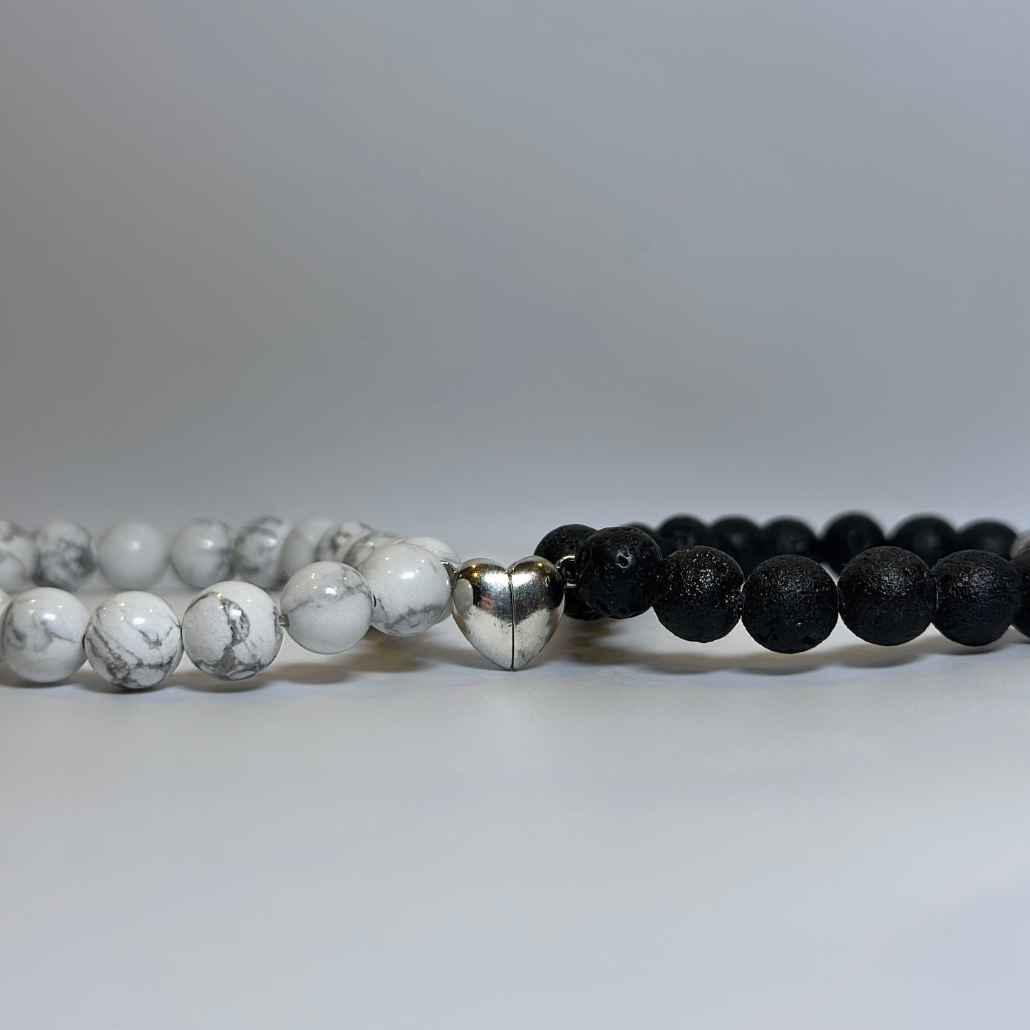 bracelet pierre de lave et howlite blanche avec coeur aimanté joint