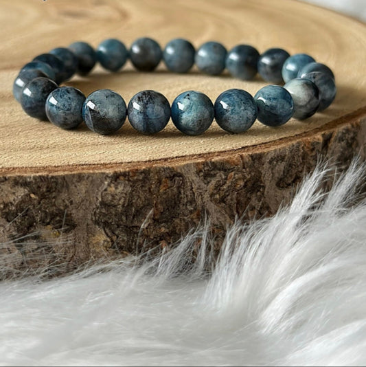 bracelet aigue marine sur bois et tissu