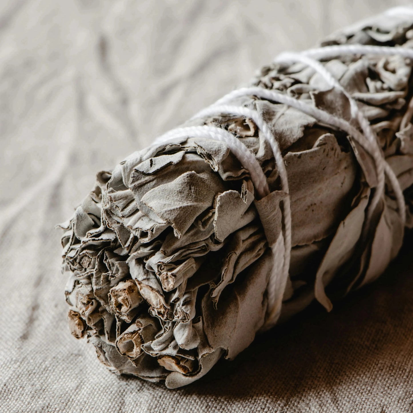 Bâton de fumigation naturel sauge et menthe, idéal pour nettoyer les énergies
