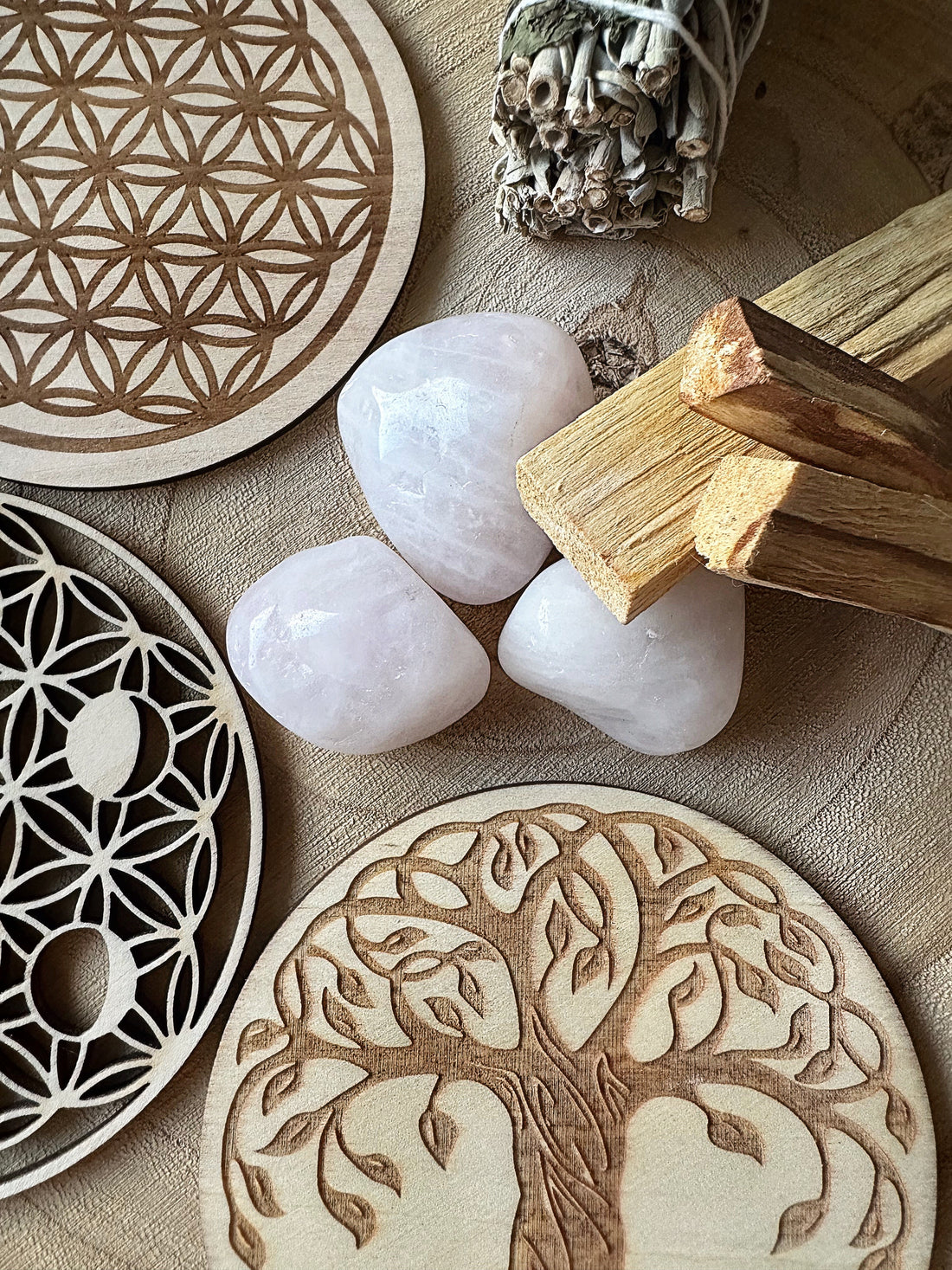 Plaques en bois de rechargement avec quartz rose et palo santo