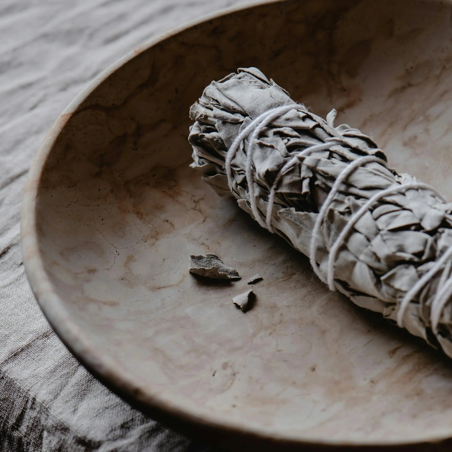 Pierres et accessoires pour purification et entretien énergétique – sauge, palo santo, sélénite