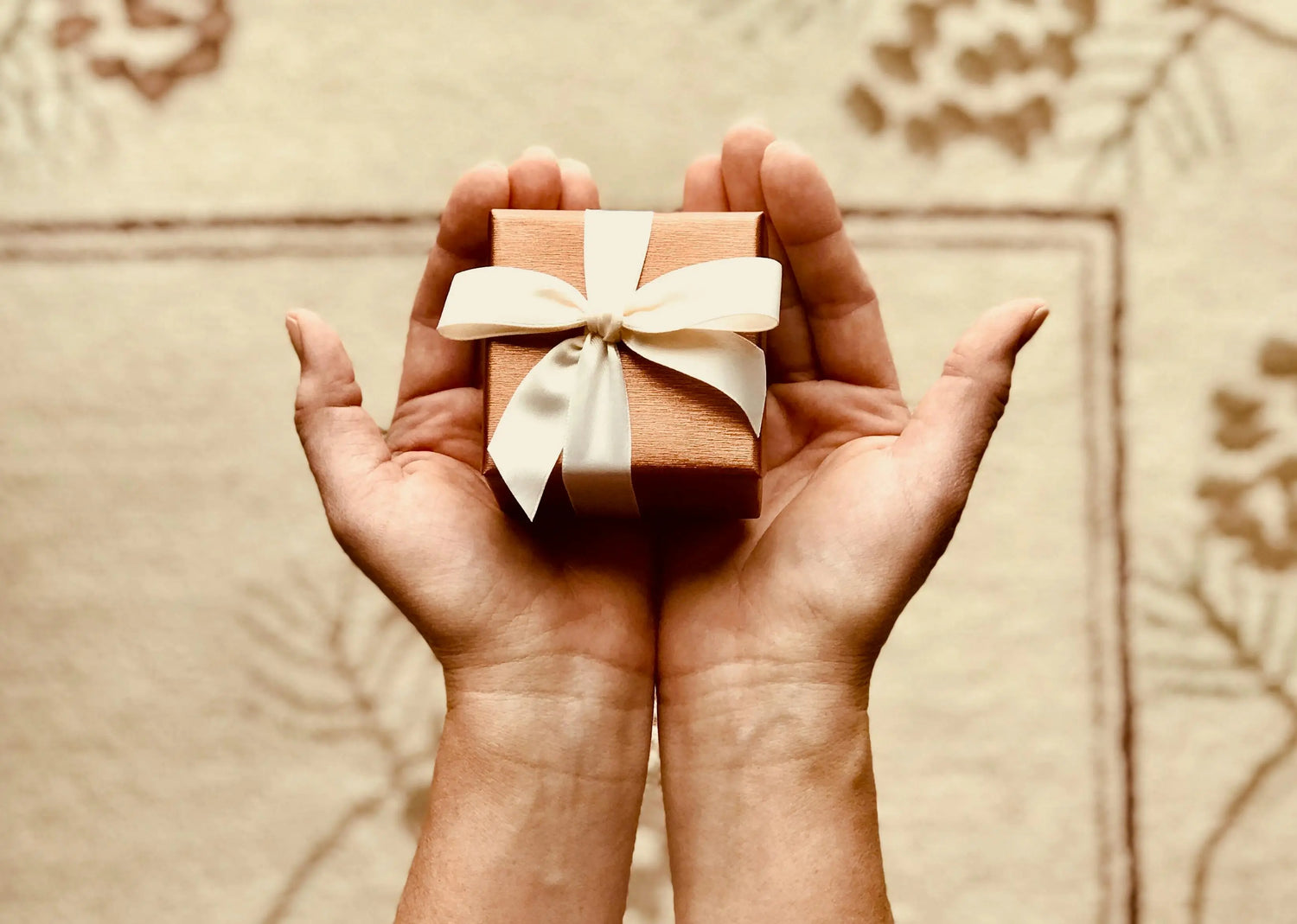 carte cadeau dans mains lithotherapie 