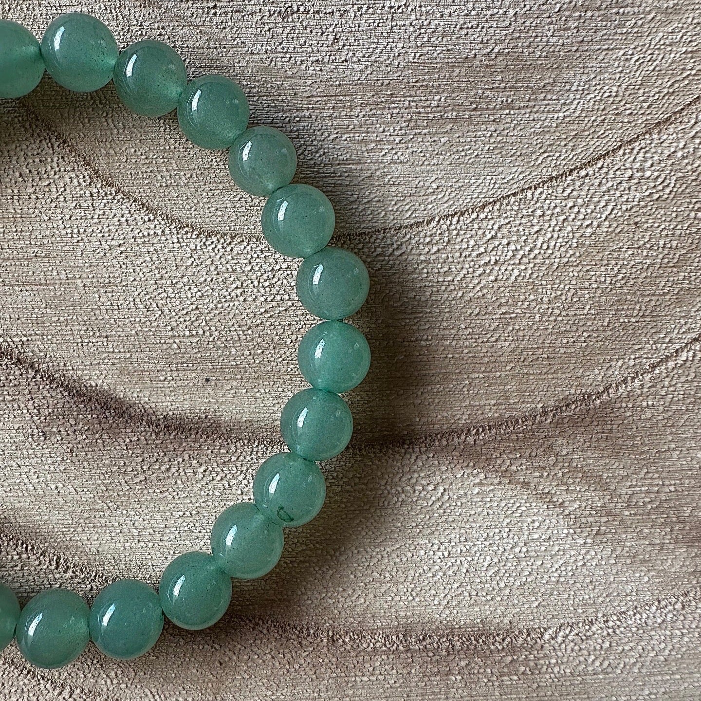 bracelet aventurine verte sur bois 