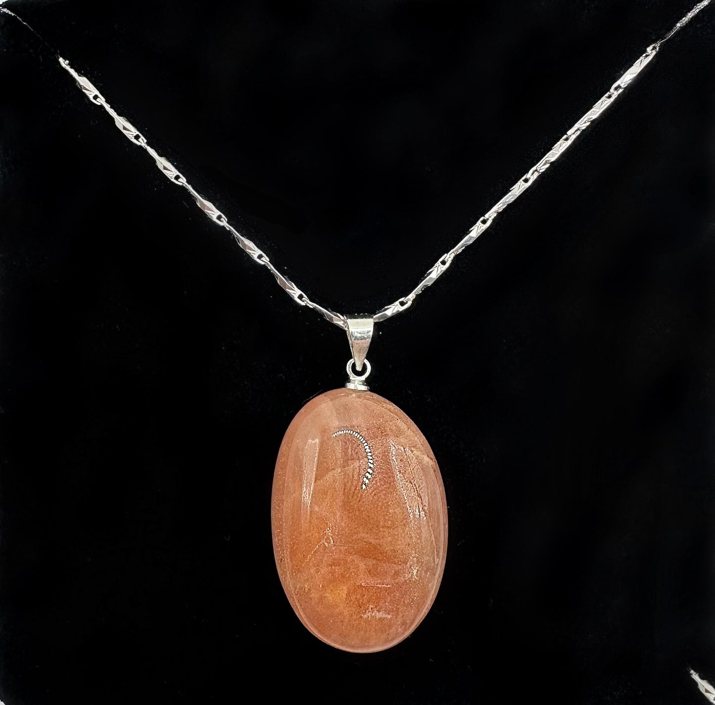 pendentif pierre de lune sur fond noir 
