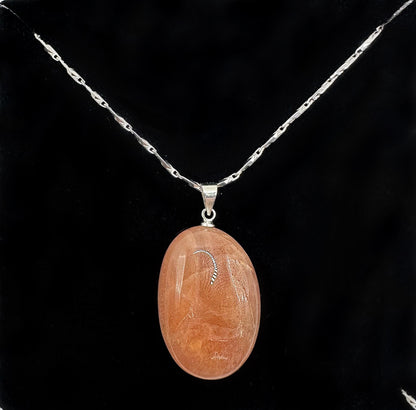 pendentif pierre de lune sur fond noir 