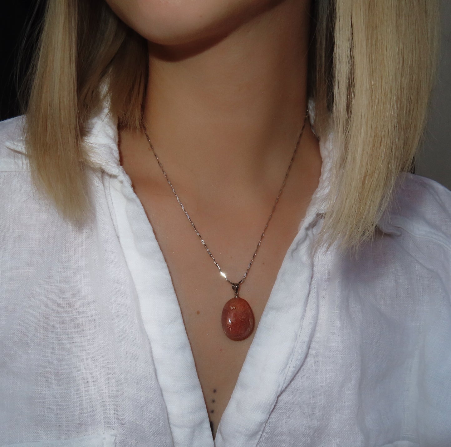 pendentif pierre de lune sur femme 