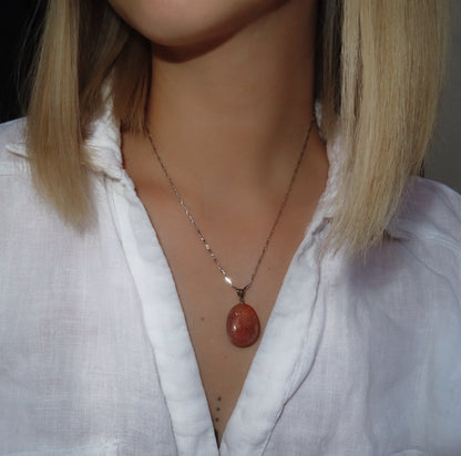 pendentif pierre de lune sur femme 