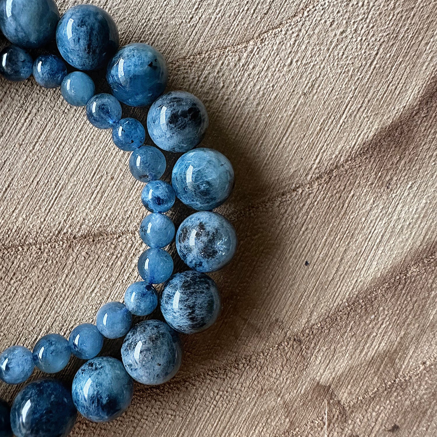 2 bracelets aigue marine du brésil sur bois 