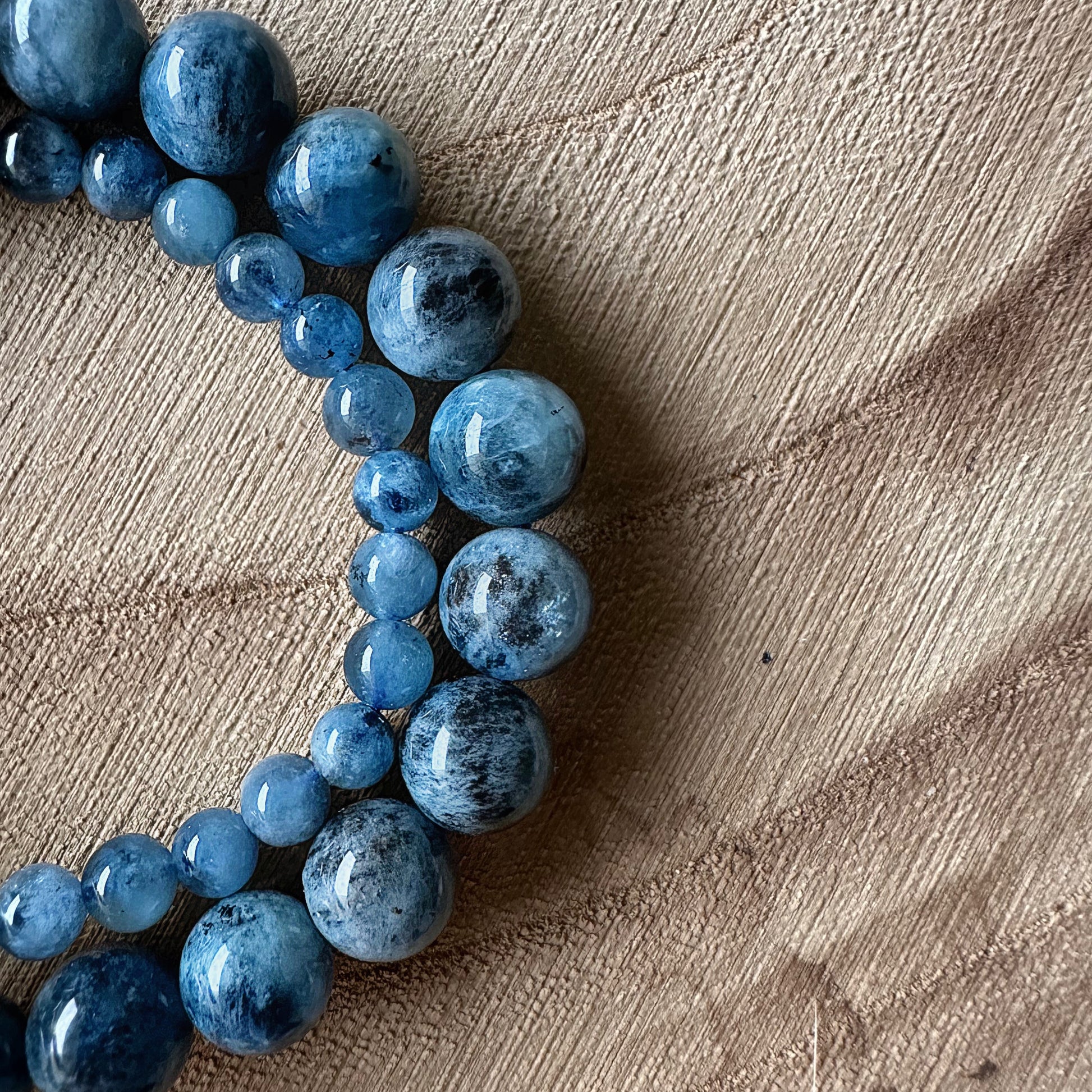 2 bracelets aigue marine du brésil sur bois 