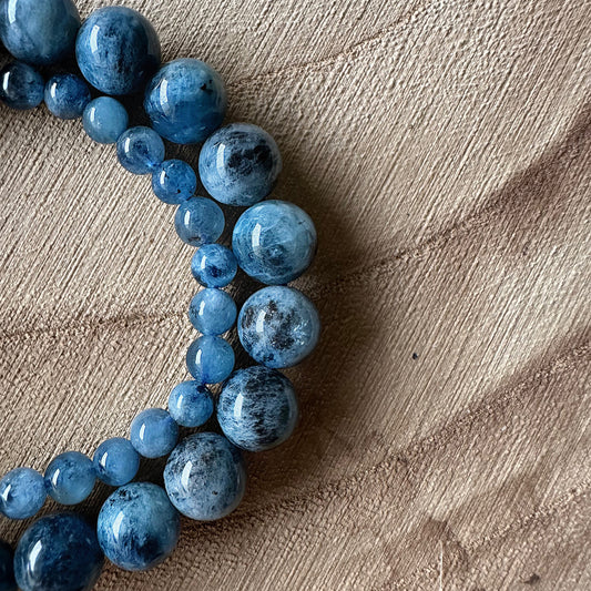 2 bracelets aigue marine du brésil sur bois 