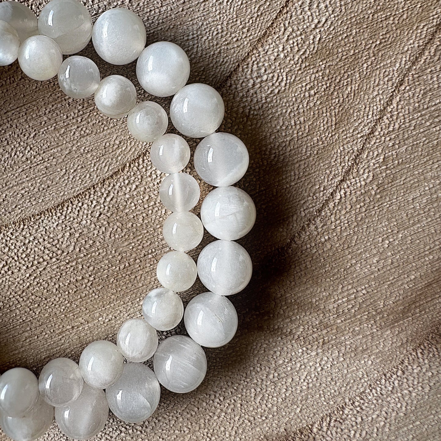 2 bracelets pierre de lune beige sur bois