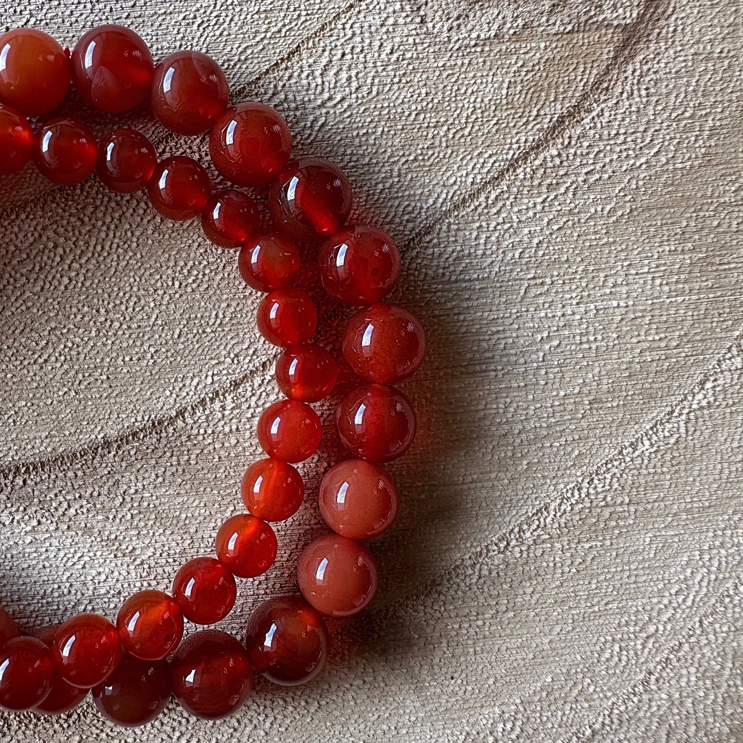 2 bracelets cornaline rouge sur bois 