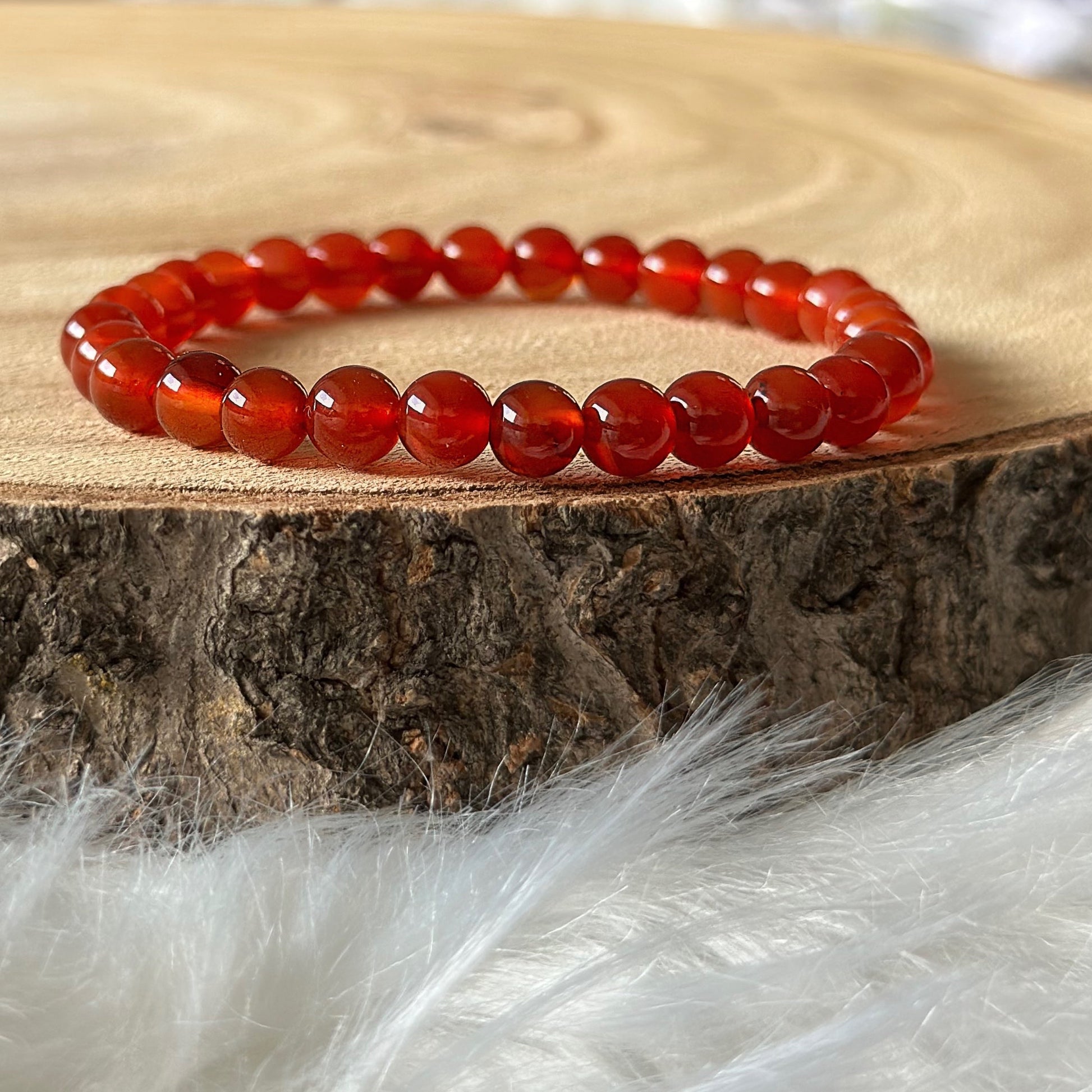 bracelet cornaline rouge sur bois et tissu 
