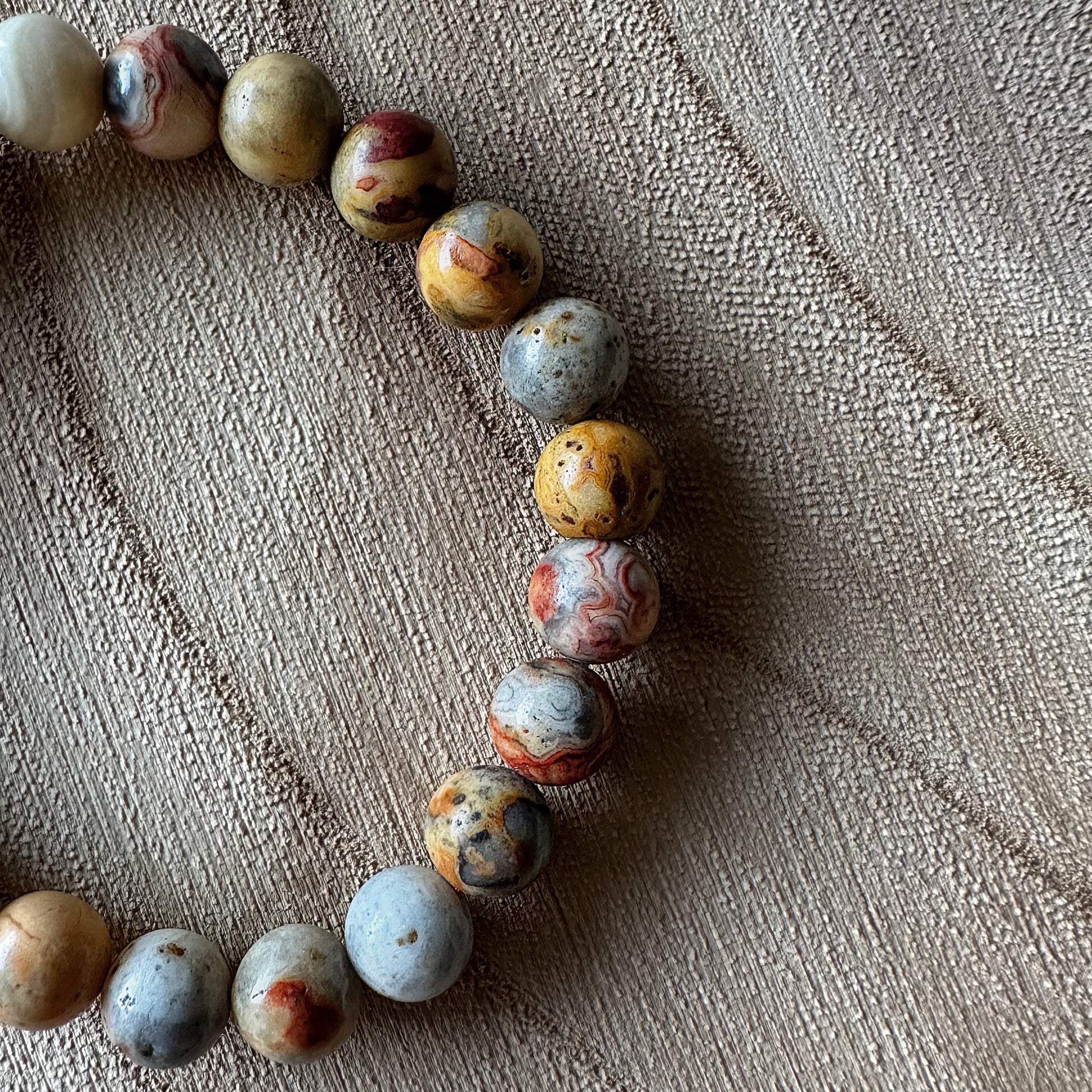 bracelet agate crazy lace sur bois 