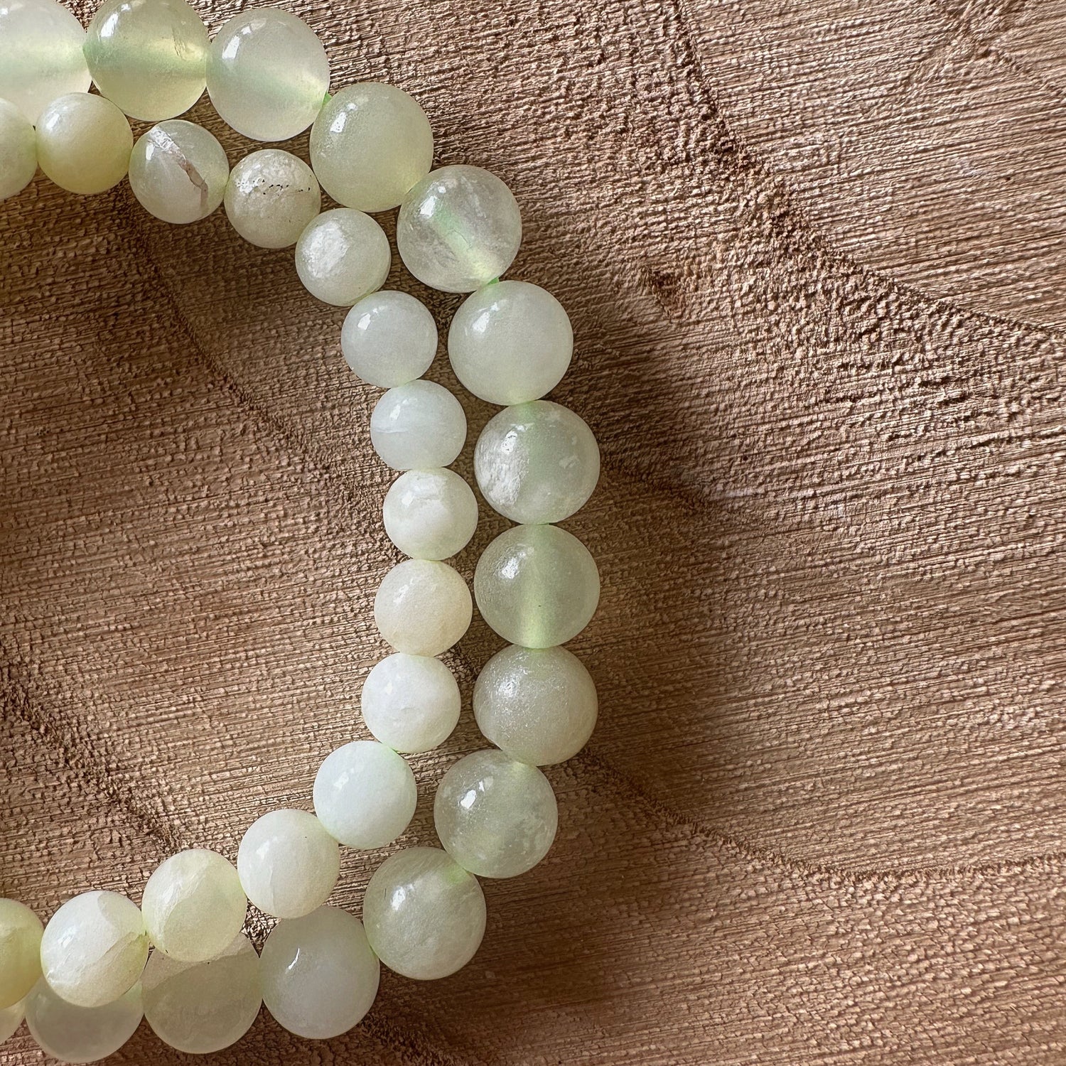 2 bracelets jade de chine sur bois 