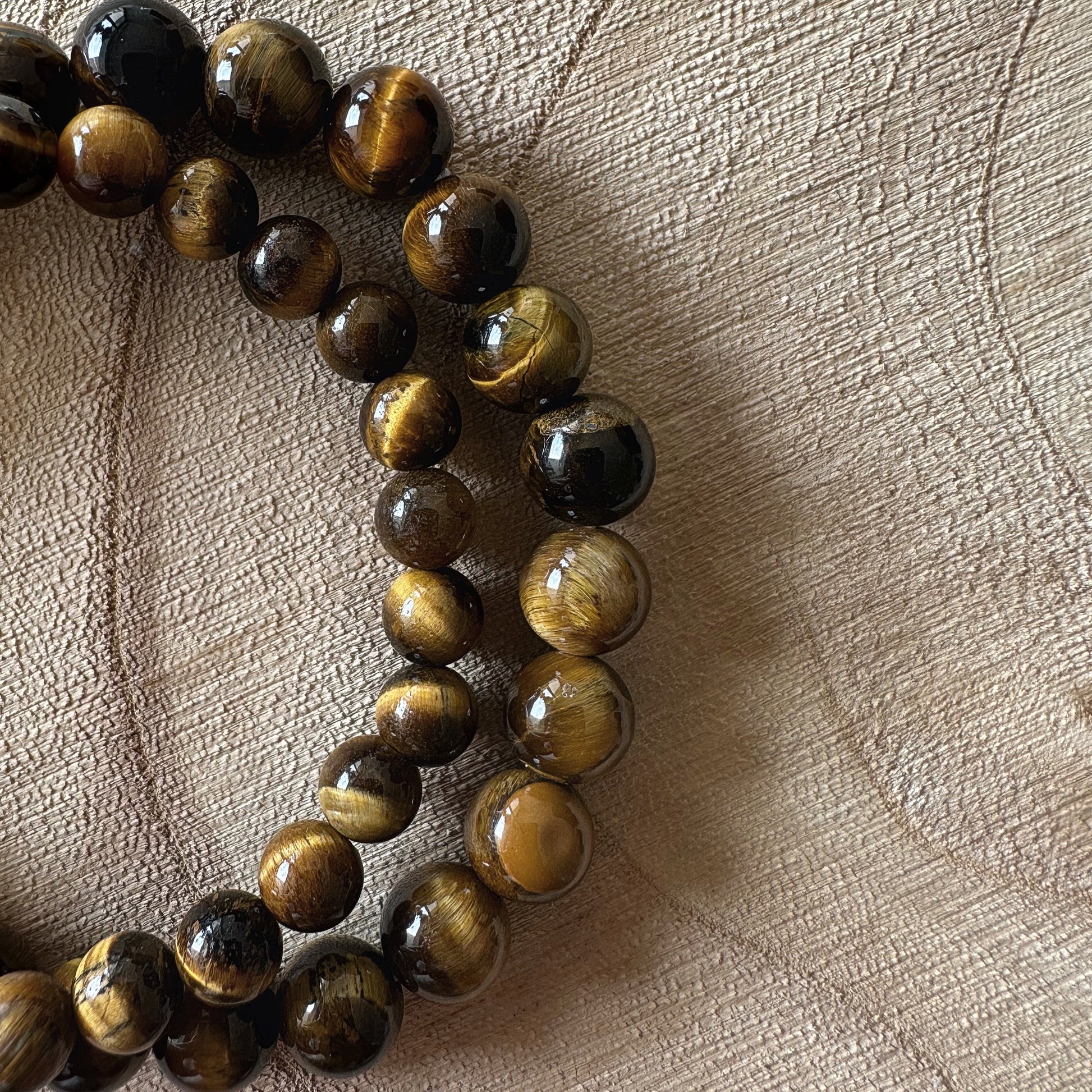 2 bracelets oeil de tigre sur bois