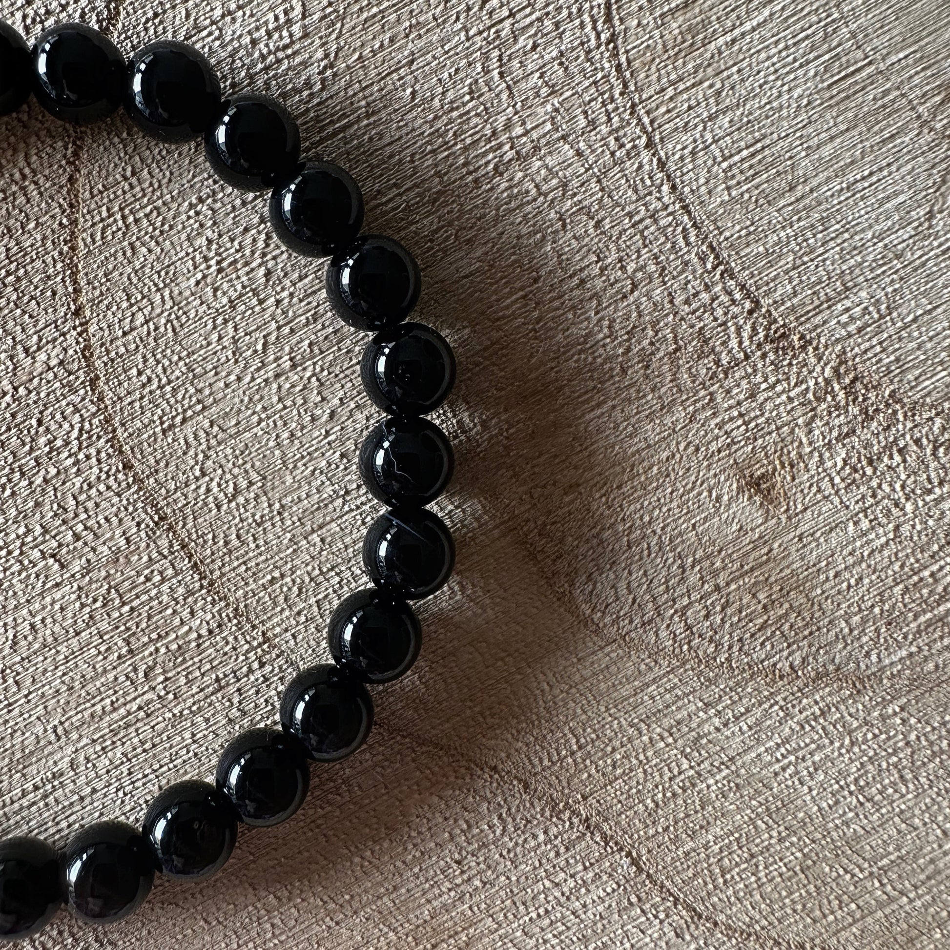 bracelet onyx sur bois 