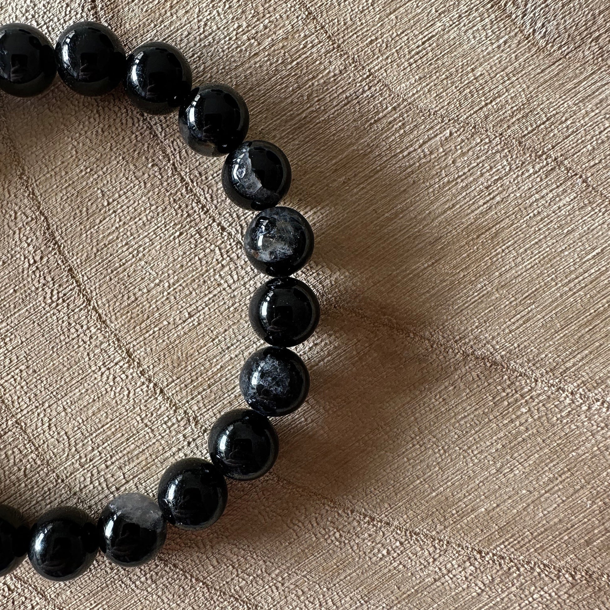 bracelet tourmaline noir et quartz sur bois 