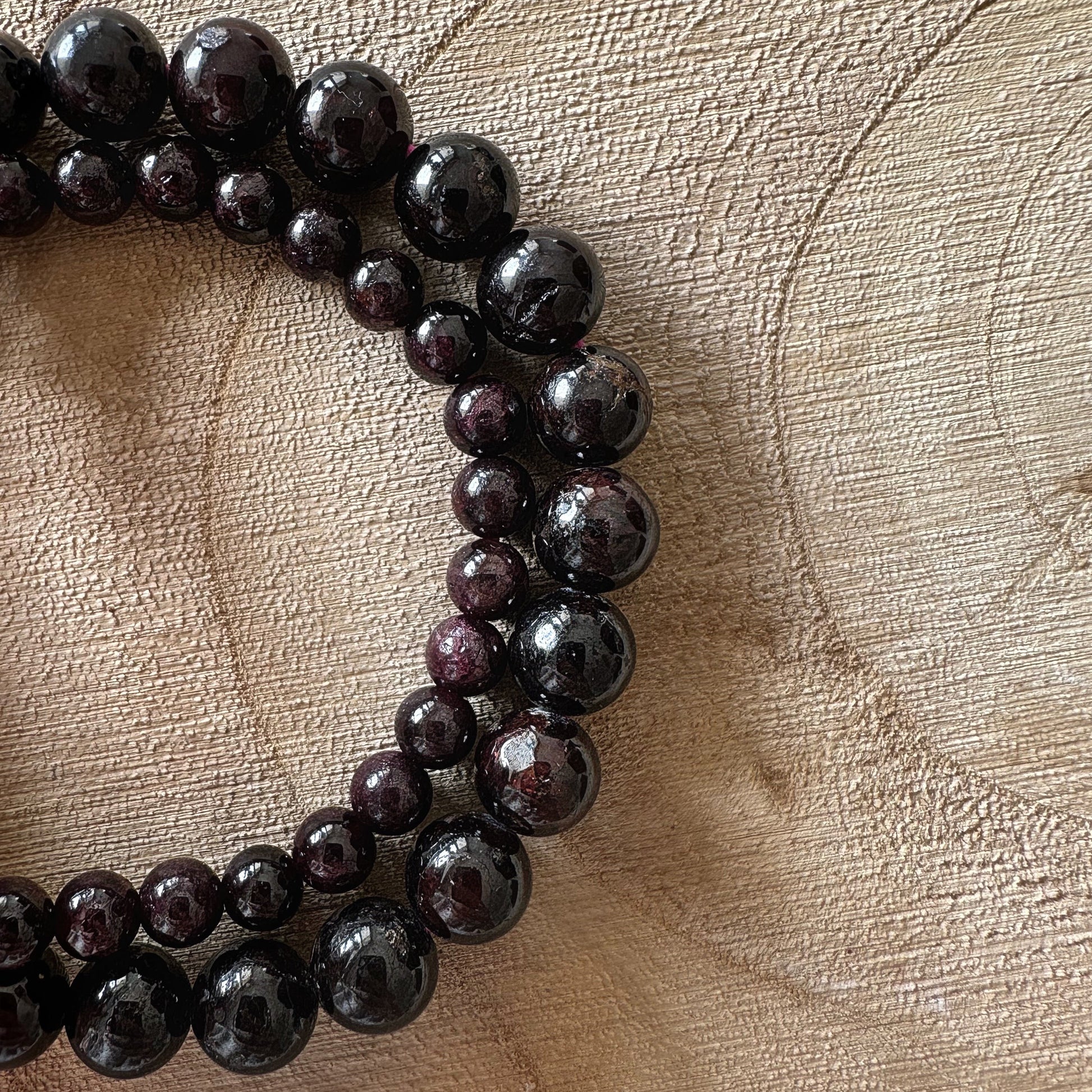 2 bracelets grenat rouge sur bois 