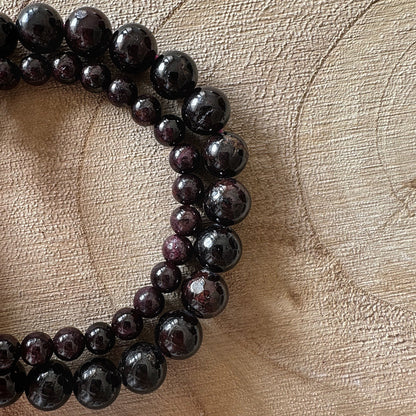 2 bracelets grenat rouge sur bois 