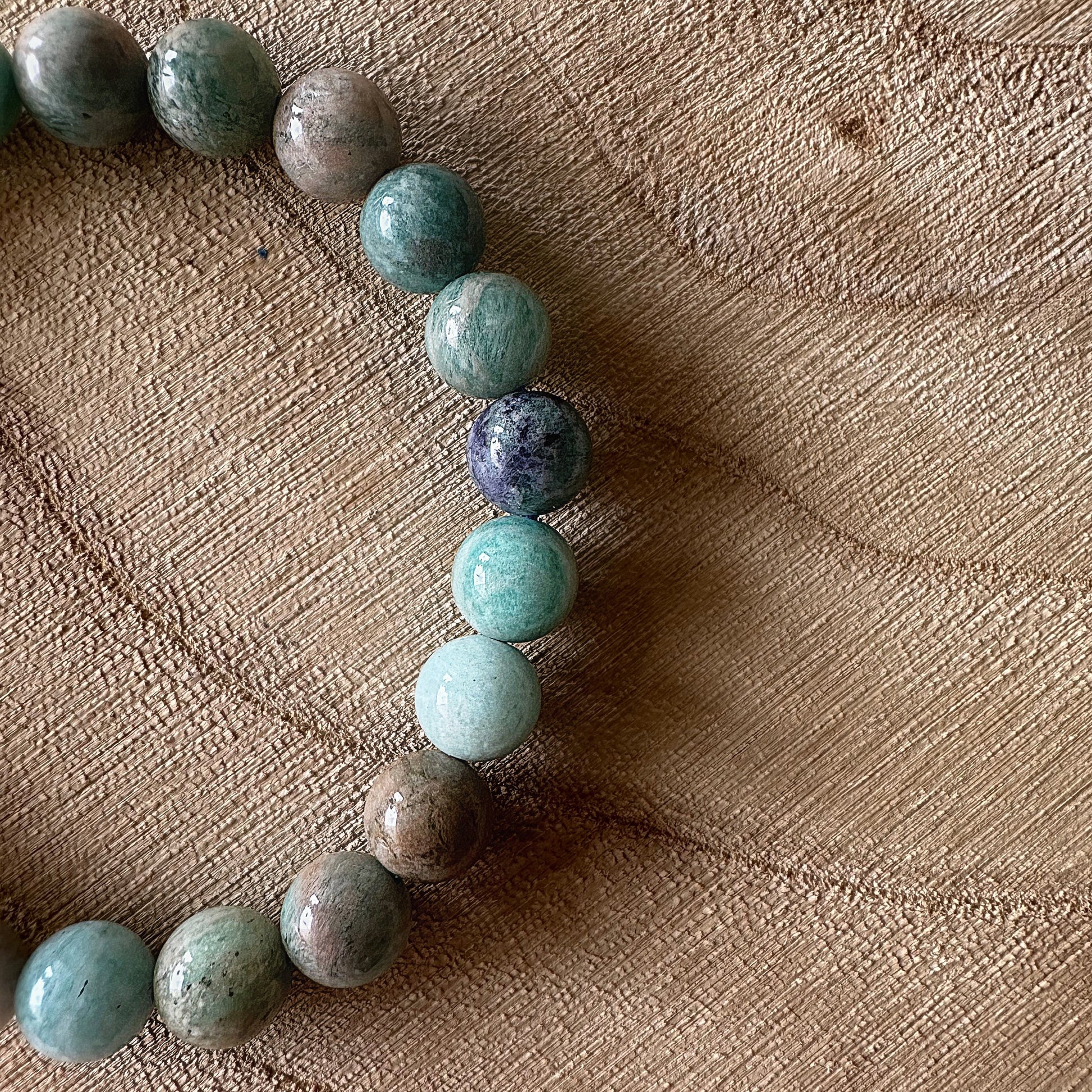 bracelet amazonite du pérou sur bois 