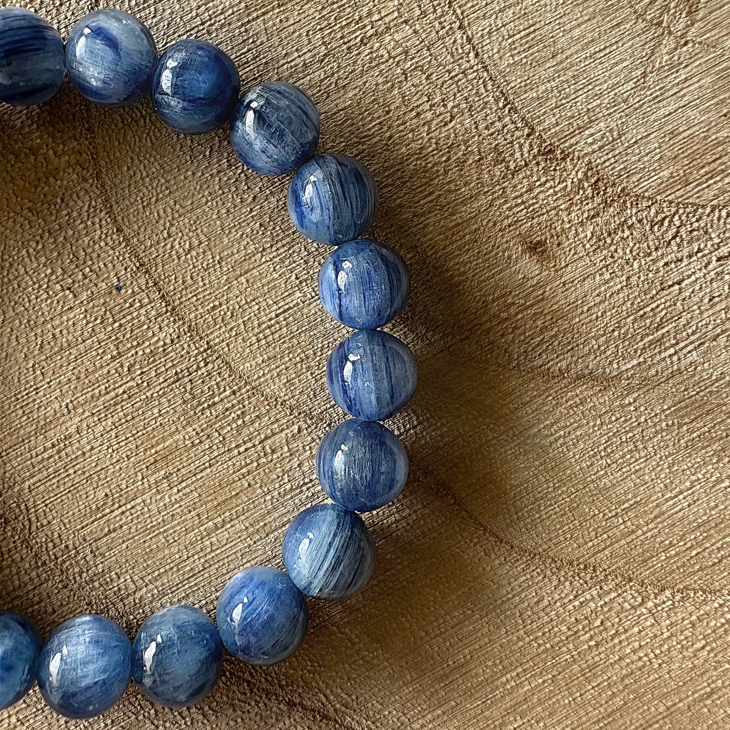 bracelet cyanite bleu sur bois 