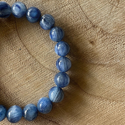 bracelet cyanite bleu sur bois 