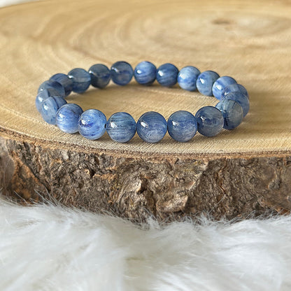 bracelet cyanite bleu sur bois et tissu