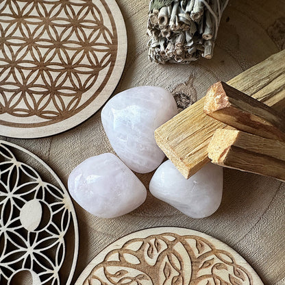 Mise en situation du Palo Santo sur quartz rose roulé, plaques en bois et sauge
