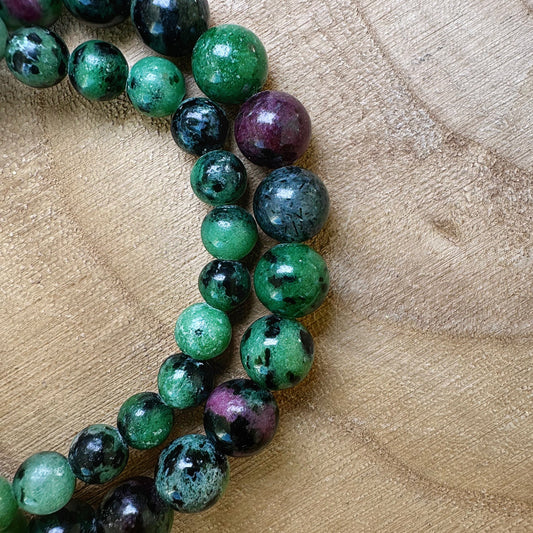 Bracelets rubis zoisite sur bois 