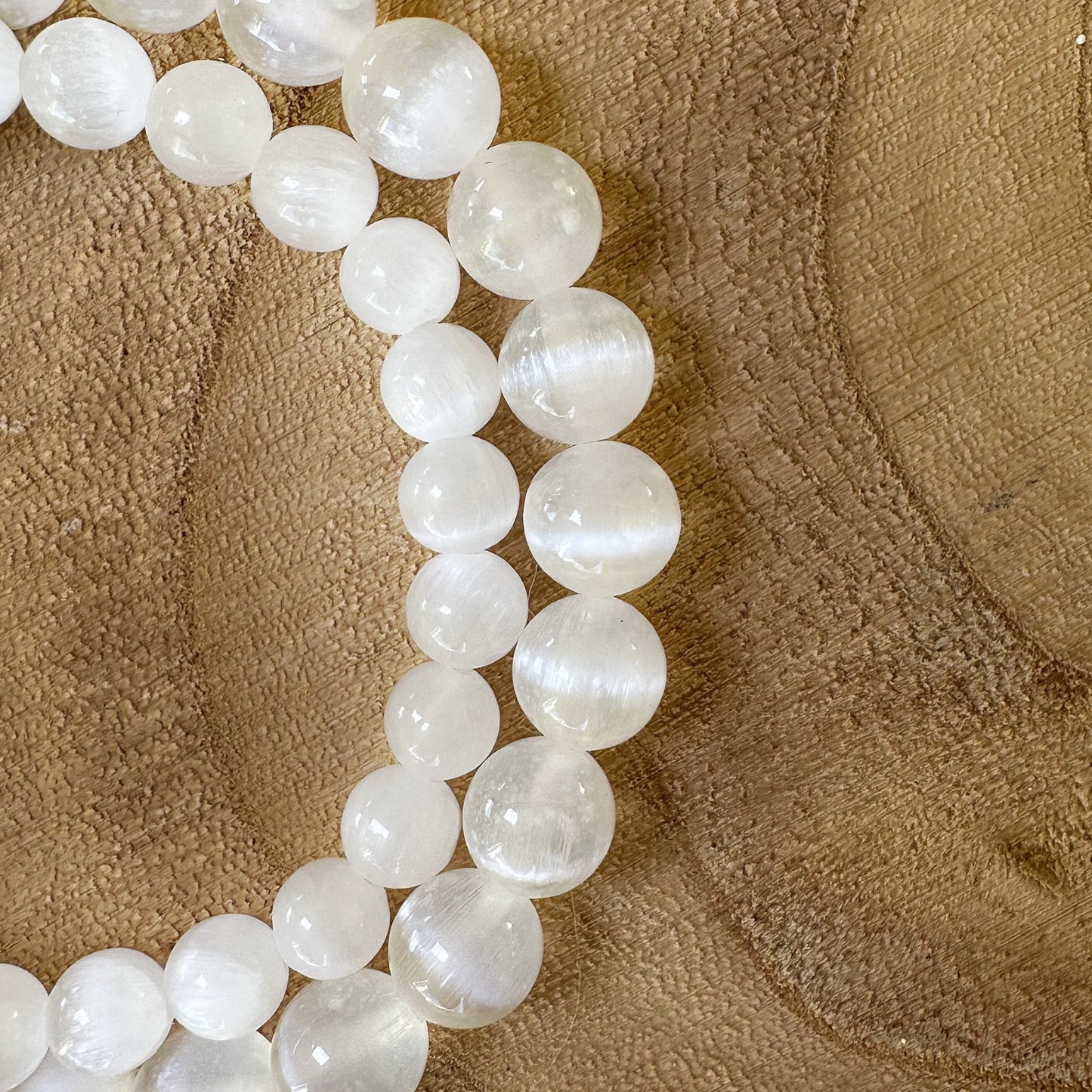 Bracelets sélénite en 6 et 8mm sur bois 