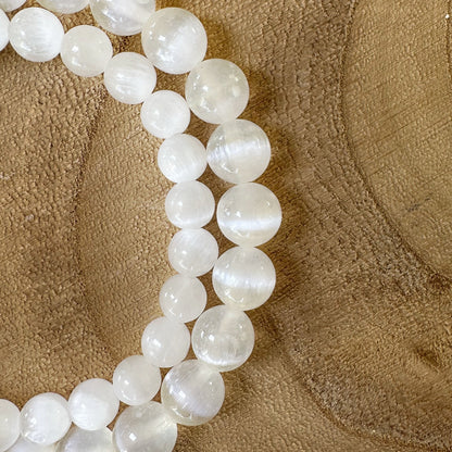 Bracelets sélénite en 6 et 8mm sur bois 