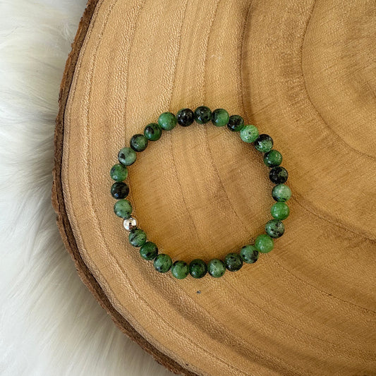 Bracelet rubis zoisite sur bois et plaide 