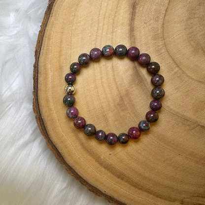 Bracelet rubis d’Inde sur bois et plaide 