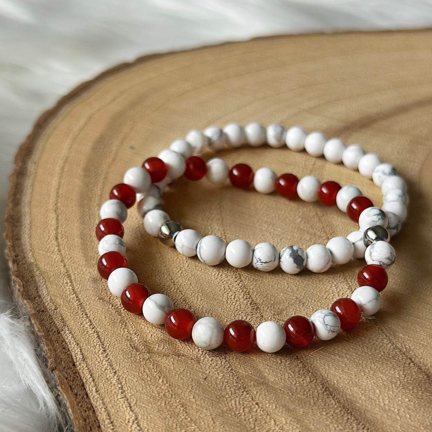 bracelet howlite blanche et bracelet cornaline sur rouge sur bois 