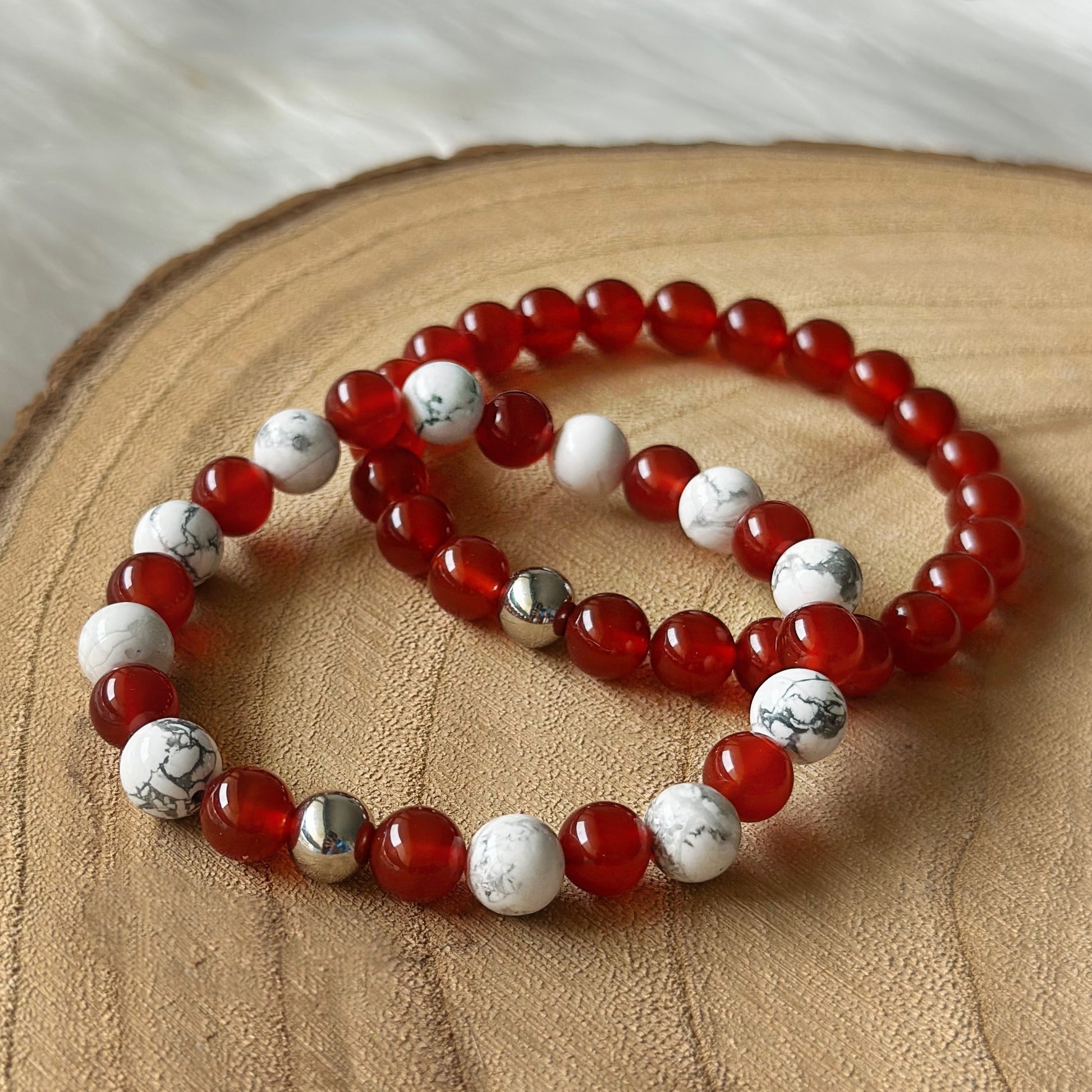 bracelet cornaline rouge et bracelet howlite sur bois 