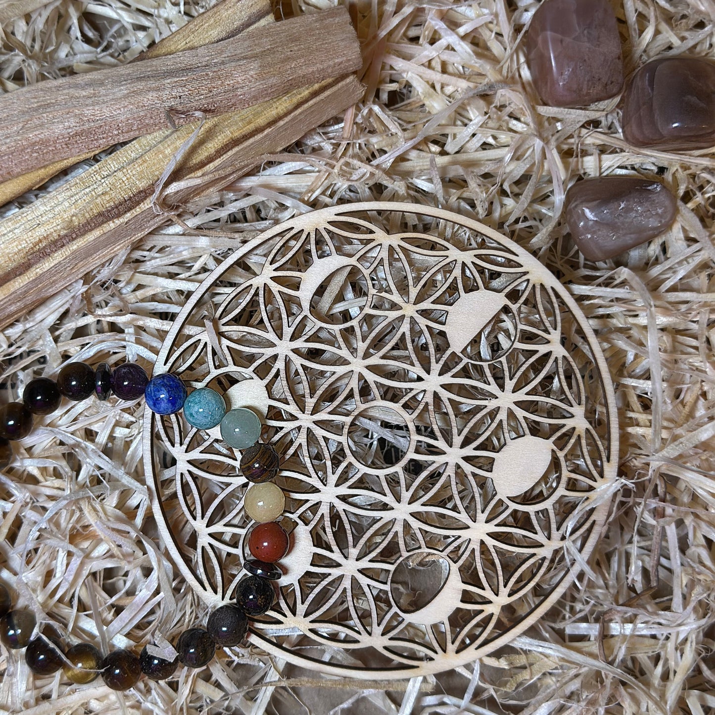 coffret bracelet plaque et pierres sur paille