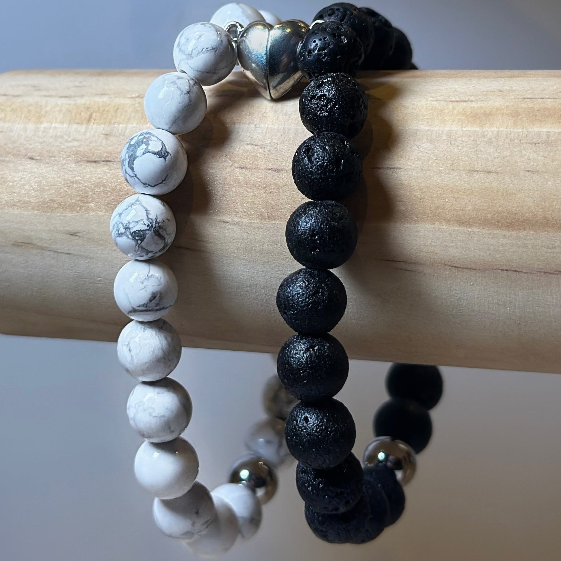 bracelets pierre de lave et hiwlite blanche sur bois avec coeur aimante