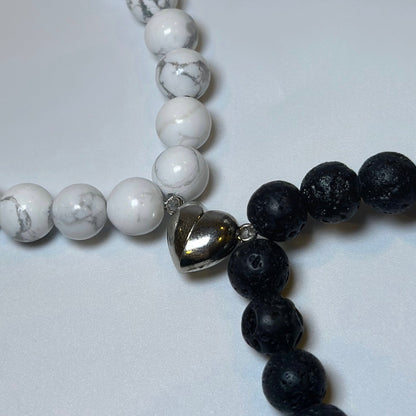 bracelet pierre de lave et howlite blanche avec coeur aimanté sur fond blanc