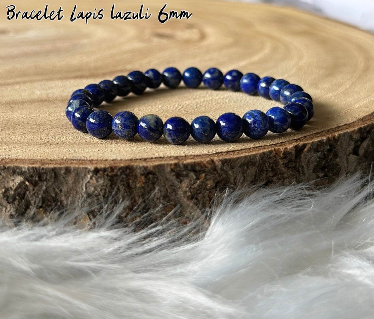 bracelet lapis lazuli sur bois et poils